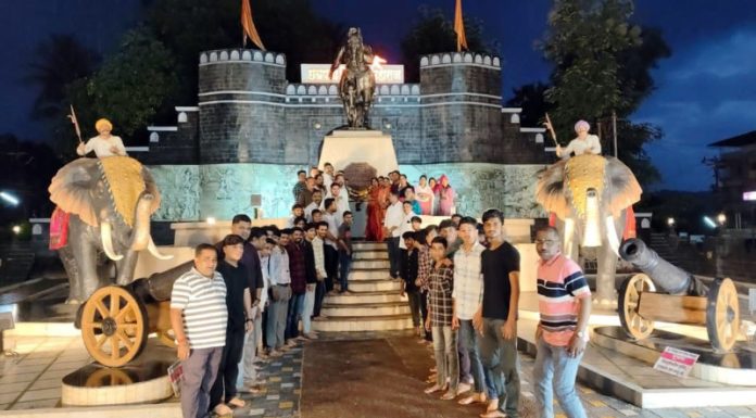 शिवसेना चिपळूणतर्फे छत्रपती शिवाजी महाराजांना मानवंदना