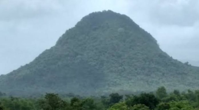 कसईनाथ डोंगर खचला!!! एका बाजूला असणारी दगड यामुळे पाण्याचा निचरा न झाल्याने काही भाग कोसळला