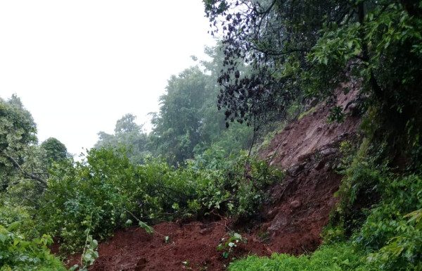 कशेडी गव्हाणकरवाडी येथे दरड कोसळली; वाहतूक ठप्प, नागरिकांमध्ये भीतीचे वातावरण