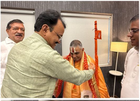 जगद्गुरु रामानंदाचार्य नरेंद्राचार्यजी यांचे राजस्थान उपमुख्यमंत्र्यांनी घेतले आशीर्वाद
