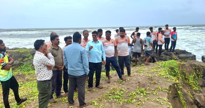 तळाशील रस्ता आणि किनारा यांच्यात उरले काही फुटांचे अंतर