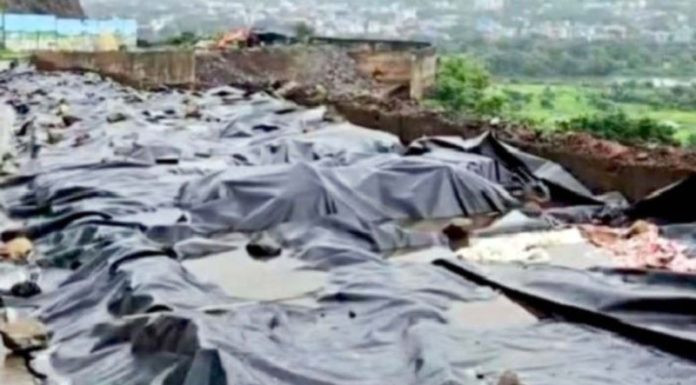 परशुराम घाटात कोसळणाऱ्या संरक्षक भिंतीला प्लास्टिकचा आधार