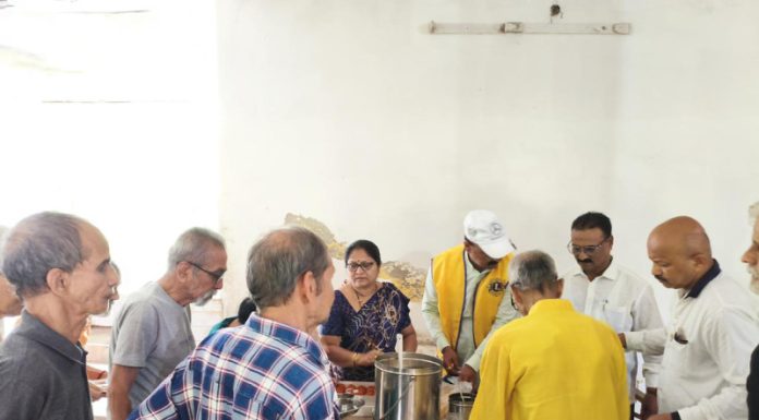 लायन्स क्लब ऑफ खेड सिटी तर्फे वृद्धाश्रमात जेवणवाटप सेवा उपक्रम