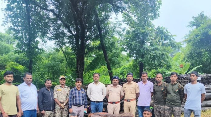 उगाडे फोंडीये येथे दुचाकी वरून खैरीची वाहतूक करणारे दोन युवक