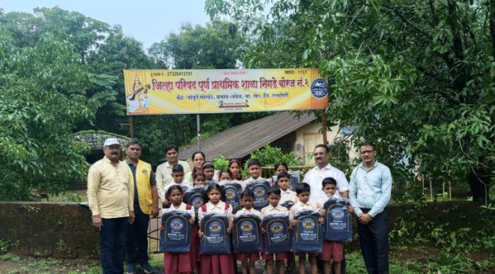 लायन्स क्लब ऑफ खेड सिटीच्या उपाध्यक्षांच्या वाढदिवसानिमित्त शालेय दप्तरांचे वाटप