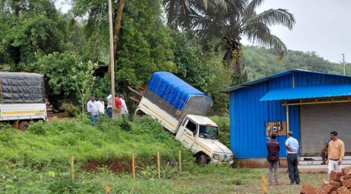 दापोली-खेड महामार्गावर हिल टॉप परिसरात बुलोरो गाडीचा भीषण अपघात