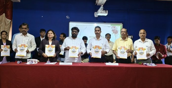 प्रा. डॉ. लीना जावकर यांच्या कम्युनिकेशन स्किल्स पुस्तकाचे प्रकाशन