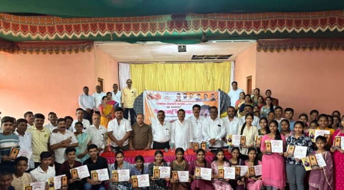 दहावी व बारावी उज्वल यश संपादन केलेल्या विद्यार्थांचा शिवसेनेच्या वतीने सत्कार