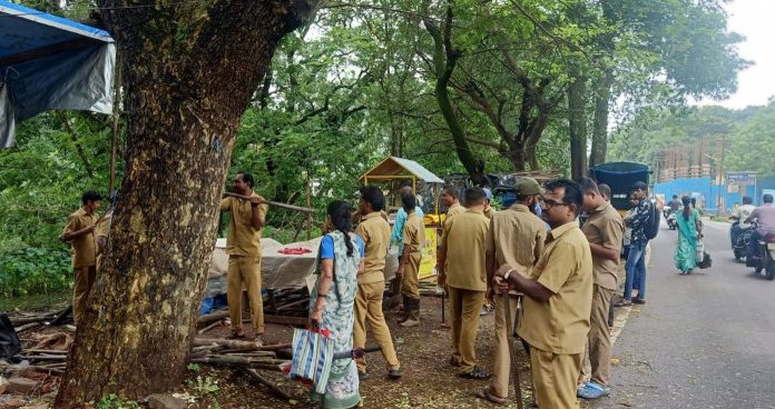 चिपळूण नगरपालिकेची पुन्हा शहरातील रस्त्यालगतच्या अतिक्रमणावर कारवाई