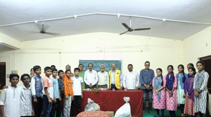 लायन्स क्लब ऑफ खेड सिटीच्यावतीने नवभारत हायस्कूल वसतिगृहासाठी जिन्नसाचे वाटप