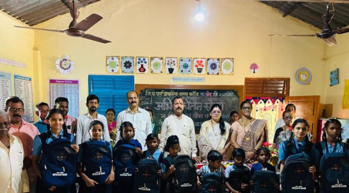 खेड तालुक्यातील कर्टेल शाळेत शिवसेनेच्यावतीने खाऊ व शालेय साहित्य वाटपाचा उपक्रम