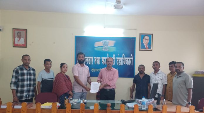 दोडामार्ग सावंतवाडा प्राथमिक शाळा समस्या बाबत तहसीलदार याना पालकांचे निवेदन