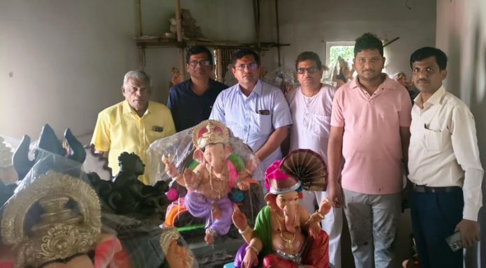 रामपूर गुढे फाटा येथील श्री केदारनाथ गणेश चित्रशाळेत विविध प्रकारचे सहा फूट उंचीच्या गणेशमूर्ती आकार घेऊ लागलेत