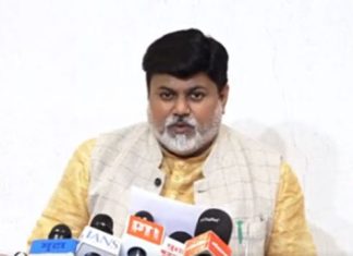 कपड्यांच्या बॅगांना पैशांची बॅग संबोधणे ही राजकीय अपरिपक्वता