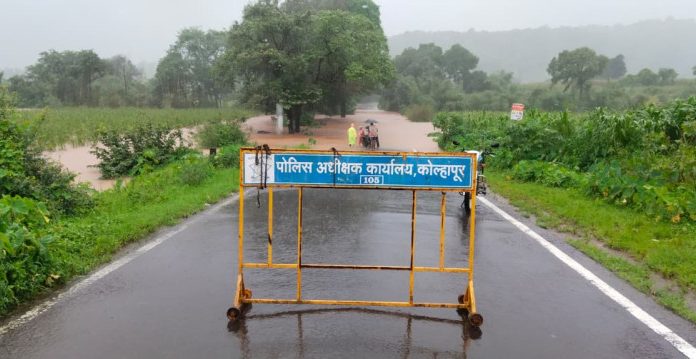 मुसळधार पावसामुळे सिंधुदुर्ग – कोल्हापूर मार्ग ठप्प