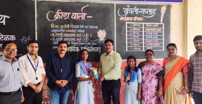 अलोरे हायस्कुल च्या कु .तेजस्वी कररा व कु . रुद्राक्षी कररा यांची तायक्वांदो स्पधेत जिल्हा स्तरावर निवड