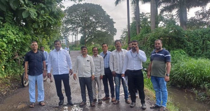 चिपळूण रेल्वे स्टेशनला जोडणाऱ्या रस्त्याची दुरवस्था; शिवसेनेचा तातडीने दुरुस्तीचा इशारा