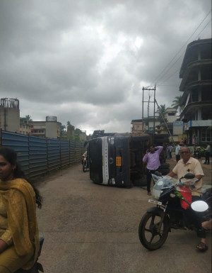 Chiplun Breaking चिपळूणमध्ये ट्रक पलटी
