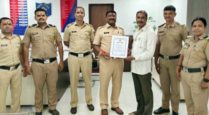 कर्तव्यनिष्ठ पोलीस मित्राचा डीवायएसपी राजमाने यांच्या हस्ते सन्मान