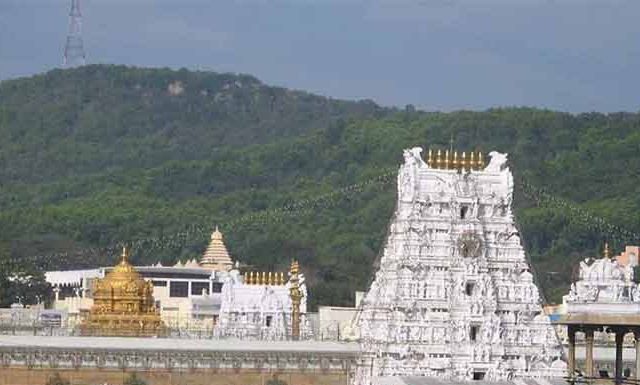 तिरुपती मंदिरात भाविकाने दान केलं तब्बल १२१ किलो सोनं