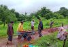 कोसुंब फेपडेवाडीतील ग्रामस्थांनी भरले खड्डे