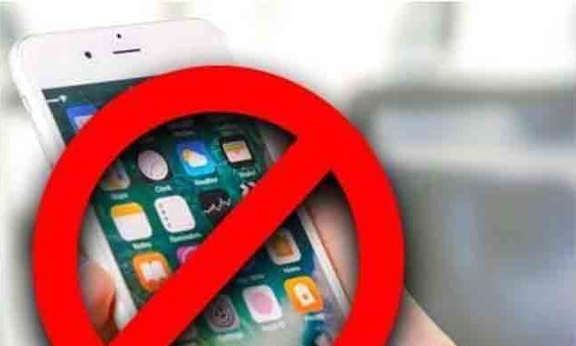 …येथील शाळेत मोबाईल वापरण्यावर बंदी