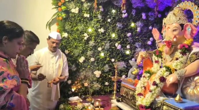 उद्योजक शैलेश कदम यांनी केली मनोभावे बाप्पांची पूजा