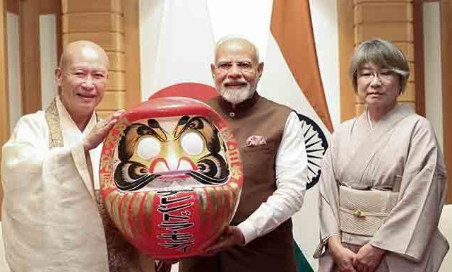 पंतप्रधान मोदींना जपानमध्ये खास भेट म्हणून मिळाली दारुम बाहुली