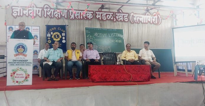 ज्ञानदीप इंग्लिश मीडियम स्कूल मोरवंडे बोरज येथे “ऍक्टिव्ह लिसनिंग” विषयावर डॉ. शेखर कोवळे यांचे व्याख्यान
