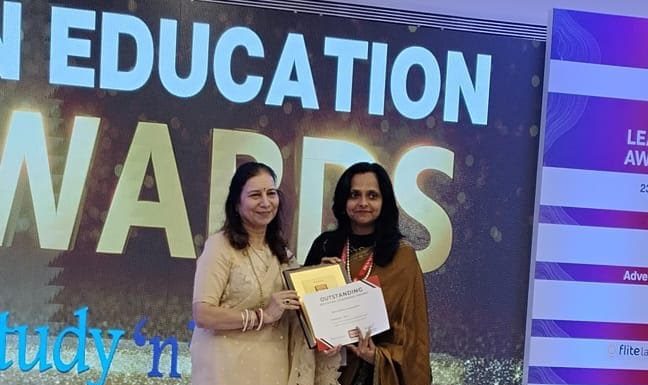 रोटरी स्कूलच्या मुख्याध्यापिका सौ. भूमिता पटेल यांना ’उत्कृष्ट नेतृत्व’ पुरस्कार