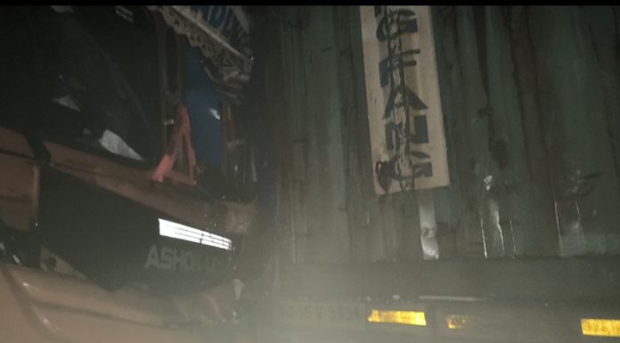 Khed Breaking : वेरळ येथील भोस्ते घाटाच्या पायथ्याशी टँकर-ट्रेलरचा भीषण अपघात