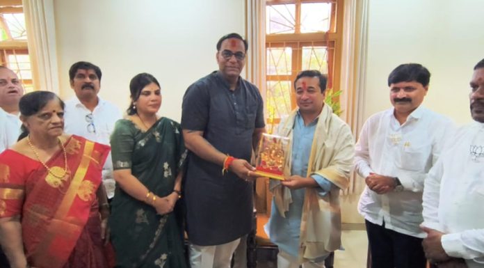 मंत्री नितेश राणे यांनी घेतले वैभव खेडेकर यांच्या घरच्या बाप्पाचे दर्शन