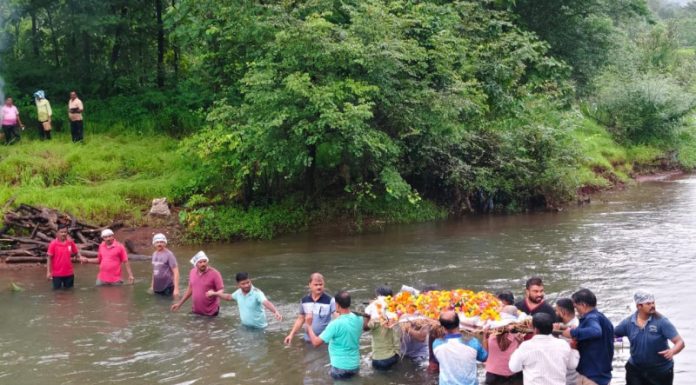 कडवई वाणीवाडी बाजारपेठ स्मशानभूमीकडे जाण्यासाठी नदीतून प्रेत नेण्याची वेळ