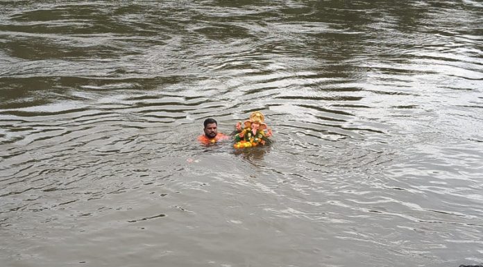 खेडात जल्लोषात गणरायांना निरोप