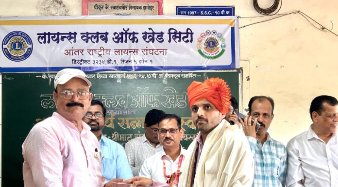रोटरी स्कूलचे प्रा. आशुतोष मराठे यांना ‘आदर्श गुरुवर्य’ पुरस्कार प्राप्त.