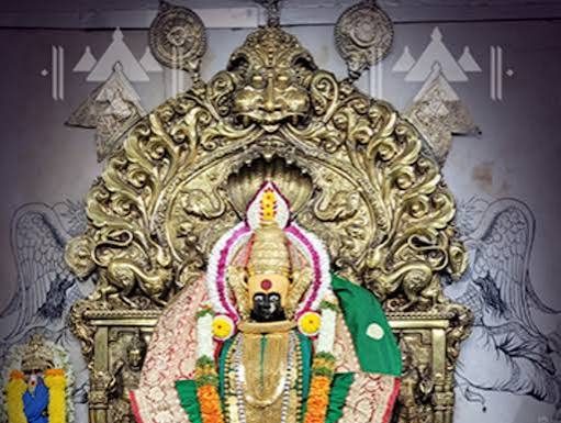 नवरात्रौत्सवाच्या पार्श्वभूमीवर अंबाबाई मंदिरातील गाभाऱ्याची स्वच्छता.