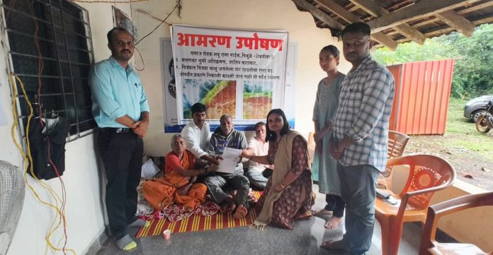 पिकुळे येथील बंद रस्ता खुला करण्याचे आश्वासन.
