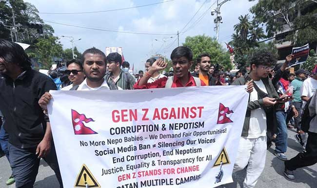 फेसबुक आणि यूट्युब वापरावर बंदी