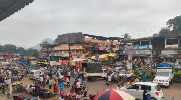 दोडामार्गच्या रविवार बाजारात दिवाळी खरेदीसाठी मोठी गर्दी;