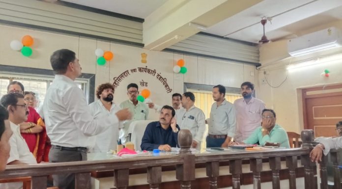 गुरुकुलातील मुलींवर अत्याचार प्रकरणात ग्रामस्थ व पीडित कुटुंबीयांचे तहसीलदारांना निवेदन