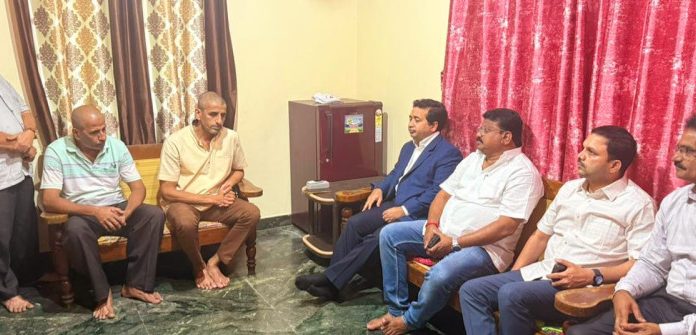 पालकमंत्री ना. नितेश राणे यांच्याकडून नानचे कुटुंबियांचे सांत्वन