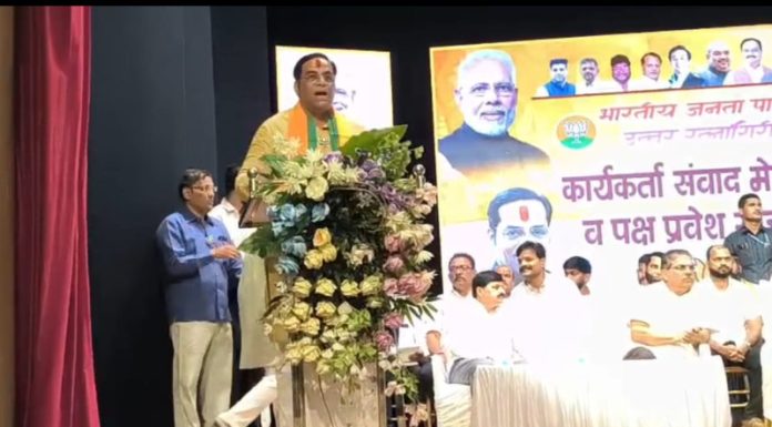 वीस वर्षांच्या निष्ठेला भाजपाची दखल; वैभव खेडेकरांच्या कार्यकर्त्यांचा पक्षप्रवेश, खेड-दापोलीत सत्ता बदलाची घोषणा