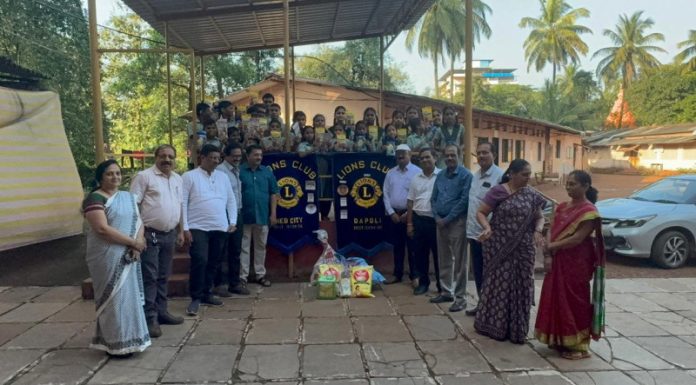 इंदिराबाई वामन बडे कर्णबधिर विद्यालयात बालदिनानिमित्त लायन्स क्लबकडून जिन्नस व शैक्षणिक साहित्याचे वाटप