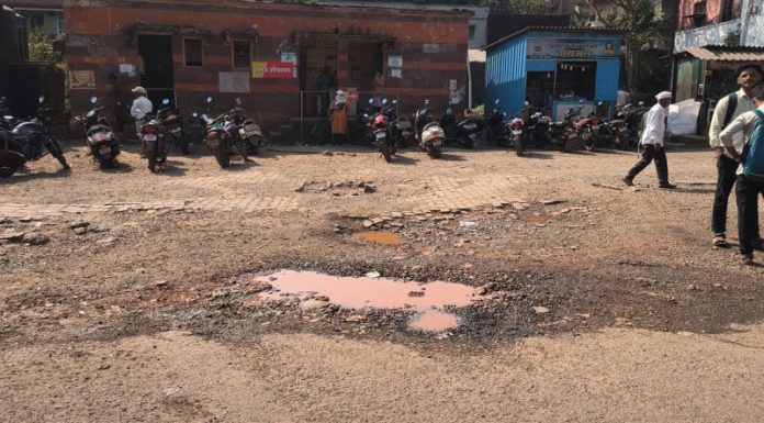 खेड़ बसस्थानक खड्ड्यांच्या गराड्यात; प्रशासनाच्या उदासिनतेचा कळस, प्रवाशांचे हाल सुरूच