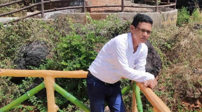 आरे येथील अविनाश तळवडेकर यांच्या आत्महत्या