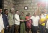 आंबेगावच्या पीडित शेतकरी फाले कुटुंबाला संग्राम प्रभूगांवकरांचा आधार; मारहाणकर्त्यांवर कारवाई न झाल्यास कायदा हाती घेण्याचा इशारा