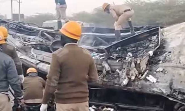 महामार्गावर मोठा अपघात, अवघ्या काही सेकंदात १७ जण होरपळले