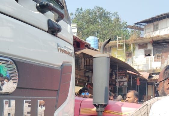 दोन वाहनांच्या गर्दीतून मार्ग काढताना डंपरची धडक; दोडामार्ग बाजारपेठेत दुचाकीचा विचित्र अपघात