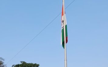 राजापुरात जवाहर चौकात नगराध्यक्षा एड. हुस्नबानू खलिफे यांच्या हस्ते ध्वजारोहण