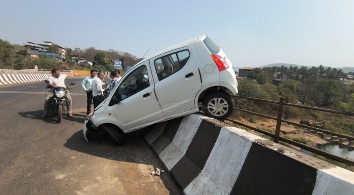 Breaking: जगबुडी नदीच्या कठड्यावर चढली कार